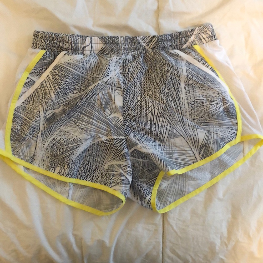 Under Armour heat gear shorts size M
